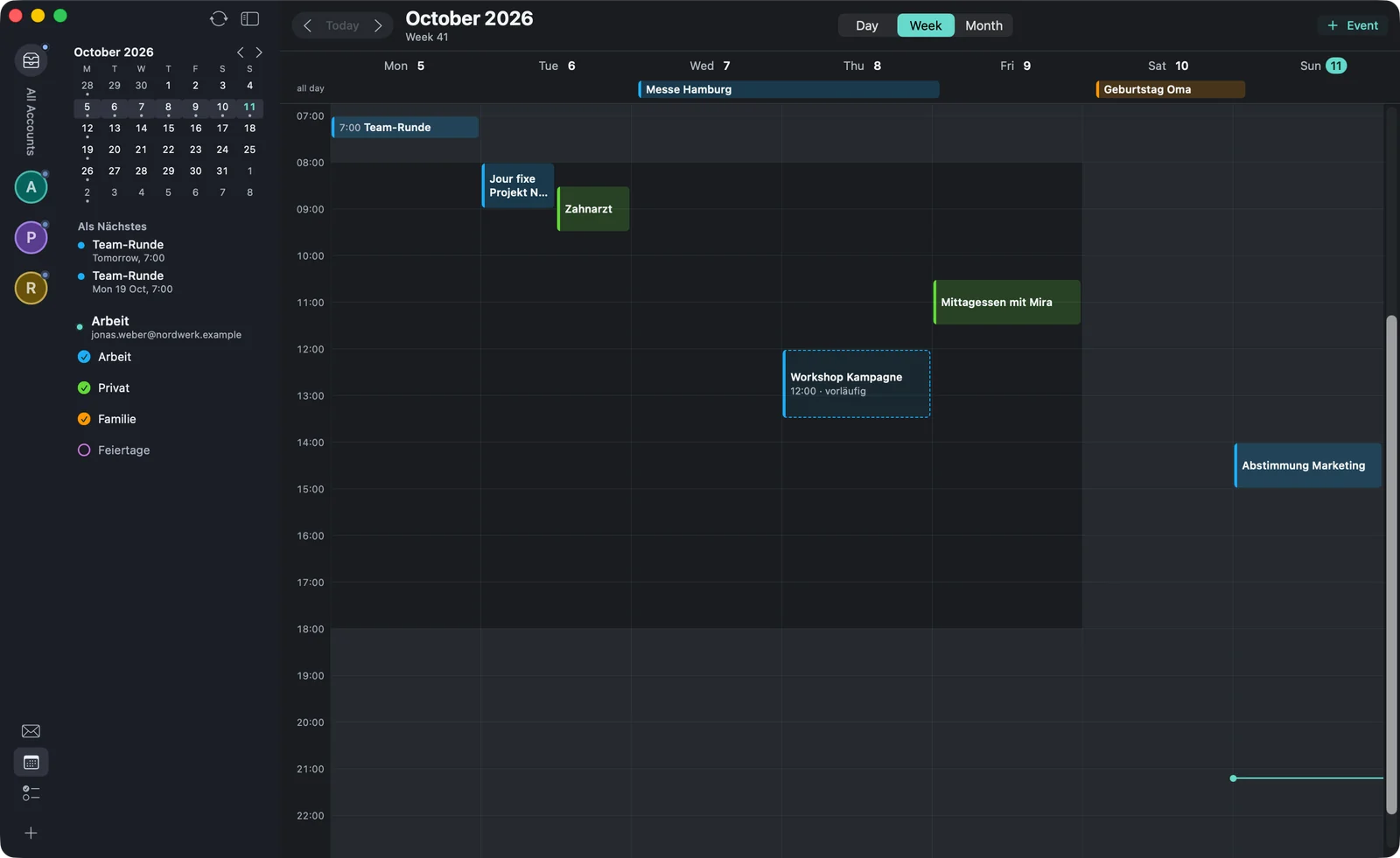 The week view in the calendar: on the left a small month calendar, the upcoming events and the calendars Arbeit, Privat, Familie and Feiertage (holidays) to show or hide; on the right the week with coloured events and all-day events at the top.