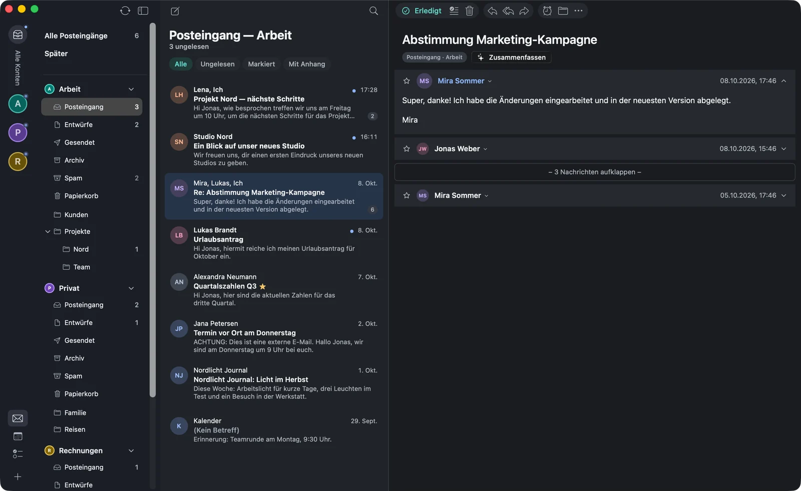 Ein Gespräch im Lesebereich: oben die neueste Antwort von Mira Sommer aufgeklappt, darunter zugeklappt die früheren Mails und die Leiste „3 Nachrichten aufklappen“.