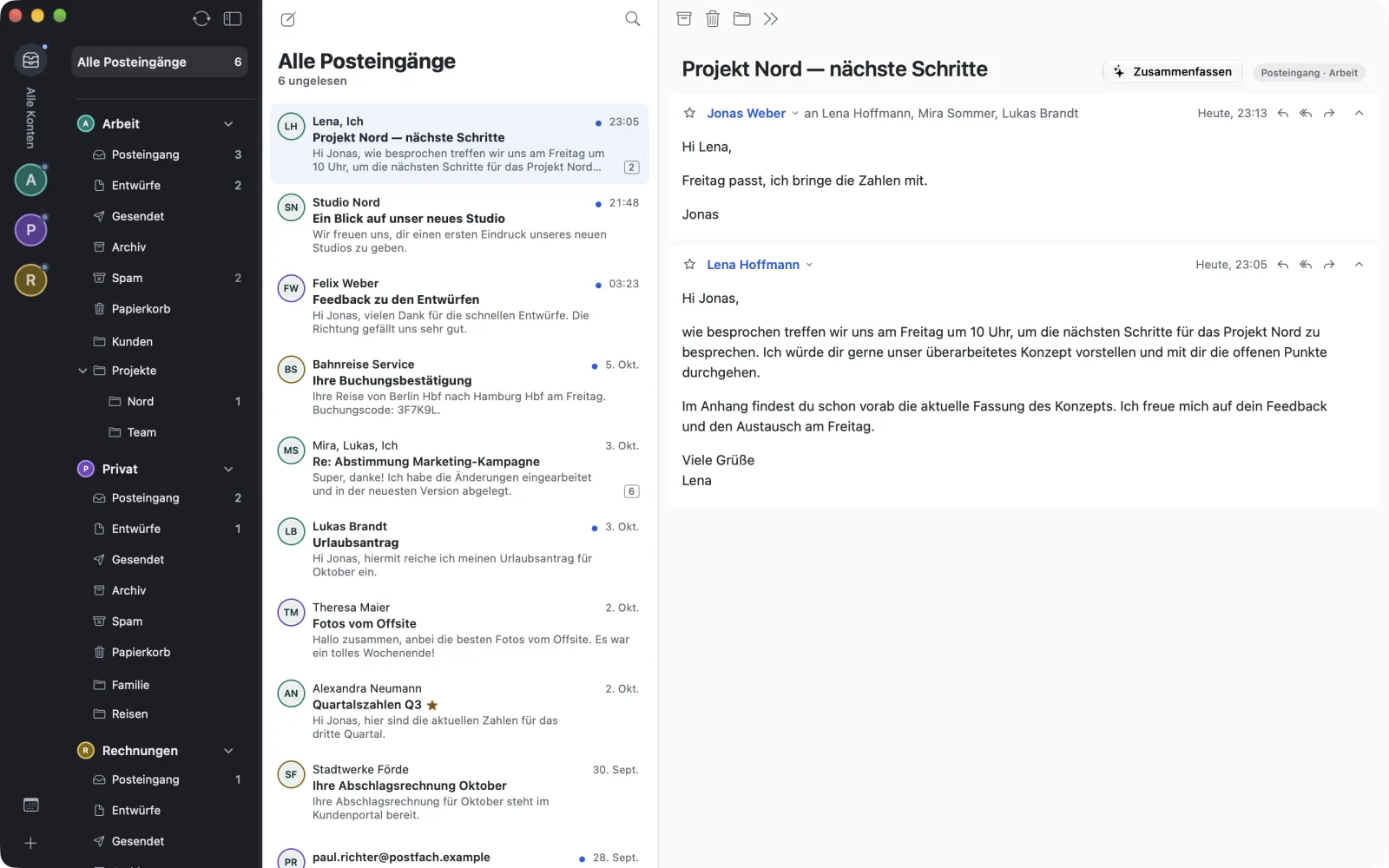 Das Hauptfenster von warfta: links die Konten und Ordner, in der Mitte alle Posteingänge, rechts ein geöffnetes Gespräch.